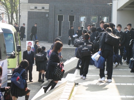 登校　バス到着　その２.JPG