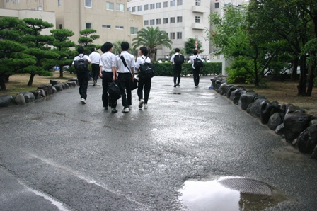 雨の下校.JPG