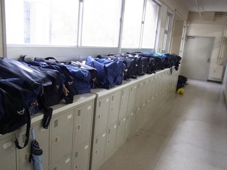 荷物はロッカーの上.JPG