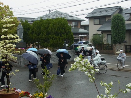 雨の日の登校８.JPG
