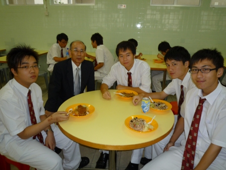 昼食時間校長.JPG