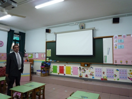 幼稚園の教室とアレハンドロ神父様P1000207.JPG