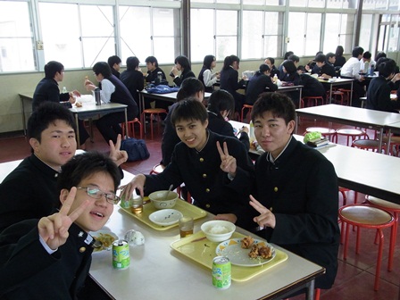 学校食堂にて.JPG