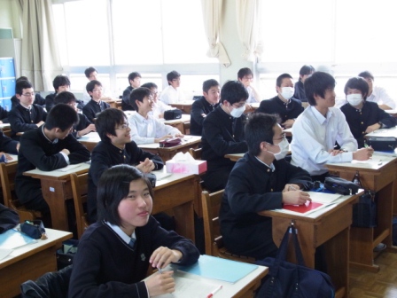 吉岡先生の授業中の中3d生徒 - コピー.JPG