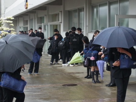 雨の日の登校５.JPG
