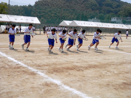 運動会準備中１ｂテニス.JPG