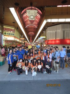 台湾・高雄にある本校の姉妹校　道明中学高級学校生21名が2015年7月18日（土）にやってきました。松山初日の夜に土曜夜市に行ってきました。この日は愛光生は試験のため、教員で引率しました。