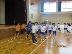 道明の生徒と高ⅠE組の生徒で体育の授業をしました。先頭を走るのは西村健大先生です。