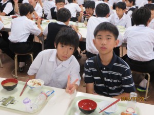 寮で朝食を一緒に摂りました。