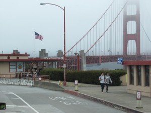 途中Golden Gate Bridgeを通過。