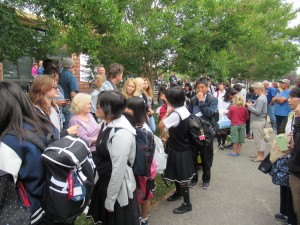 列をなして一人一人、Teacher Guideの方々、そしてLauraさんとお別れをしました。