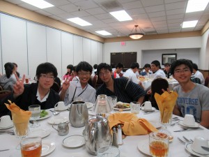 空港近くのホテルにて最後の夜を過ごします。