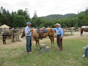 今日は待ちに待った乗馬体験です。Ranch責任者のAndrewさん（左）とCowboyのDavidさん（右）からLectureが最初にありました。
